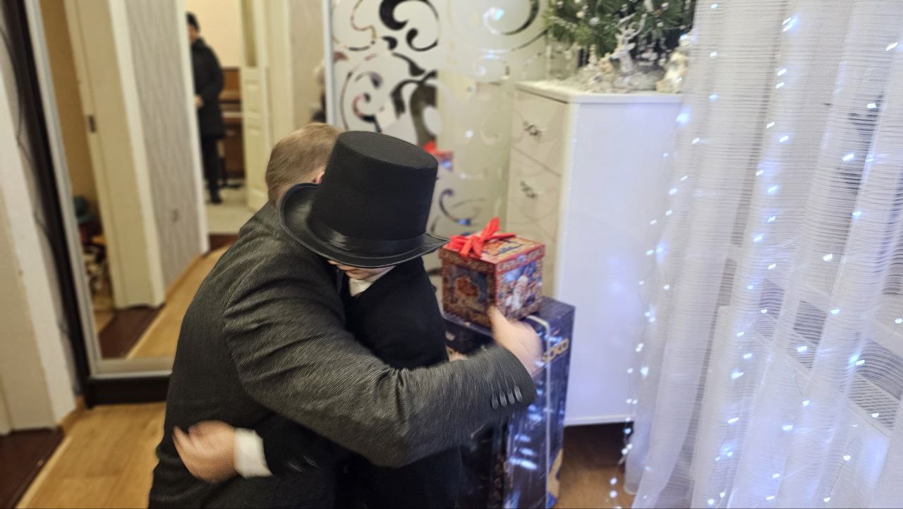 Писаю под елкой